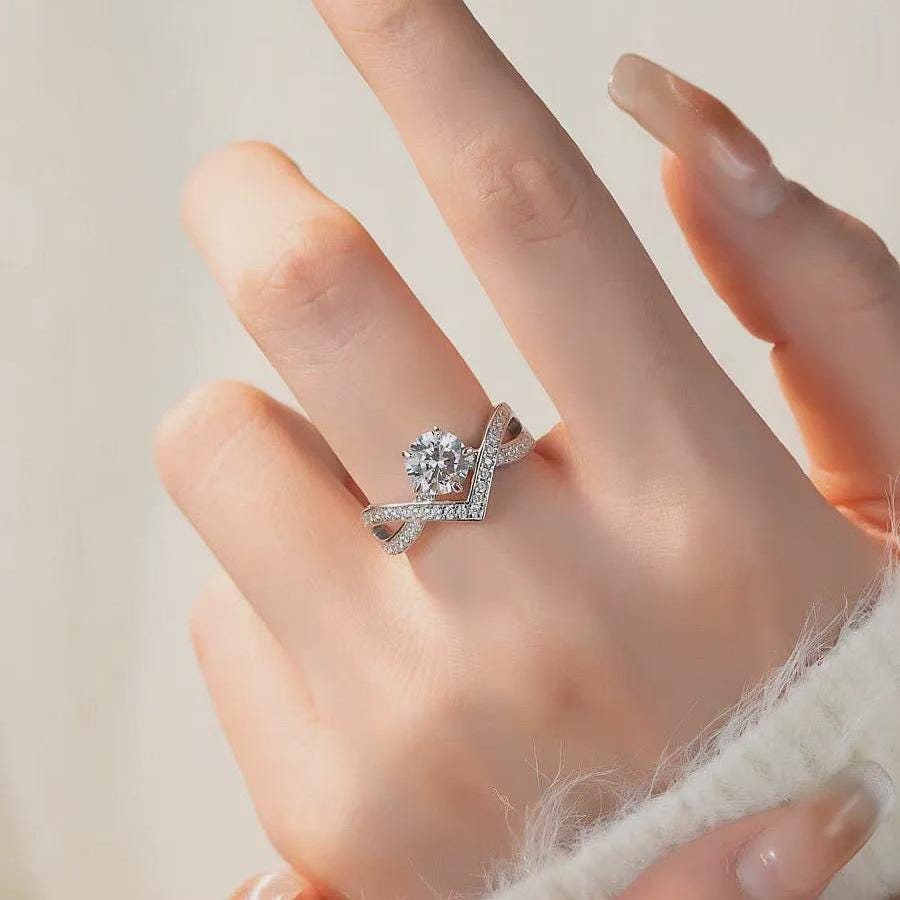V-Shaped Moissanite Engagement Ring Set, Crossover Wedding Band, Round Cut Ring, Bridal Set, Anniversary Gift, White Gold.